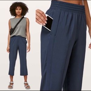 LULULEMON Wanderer Crop in True Navy